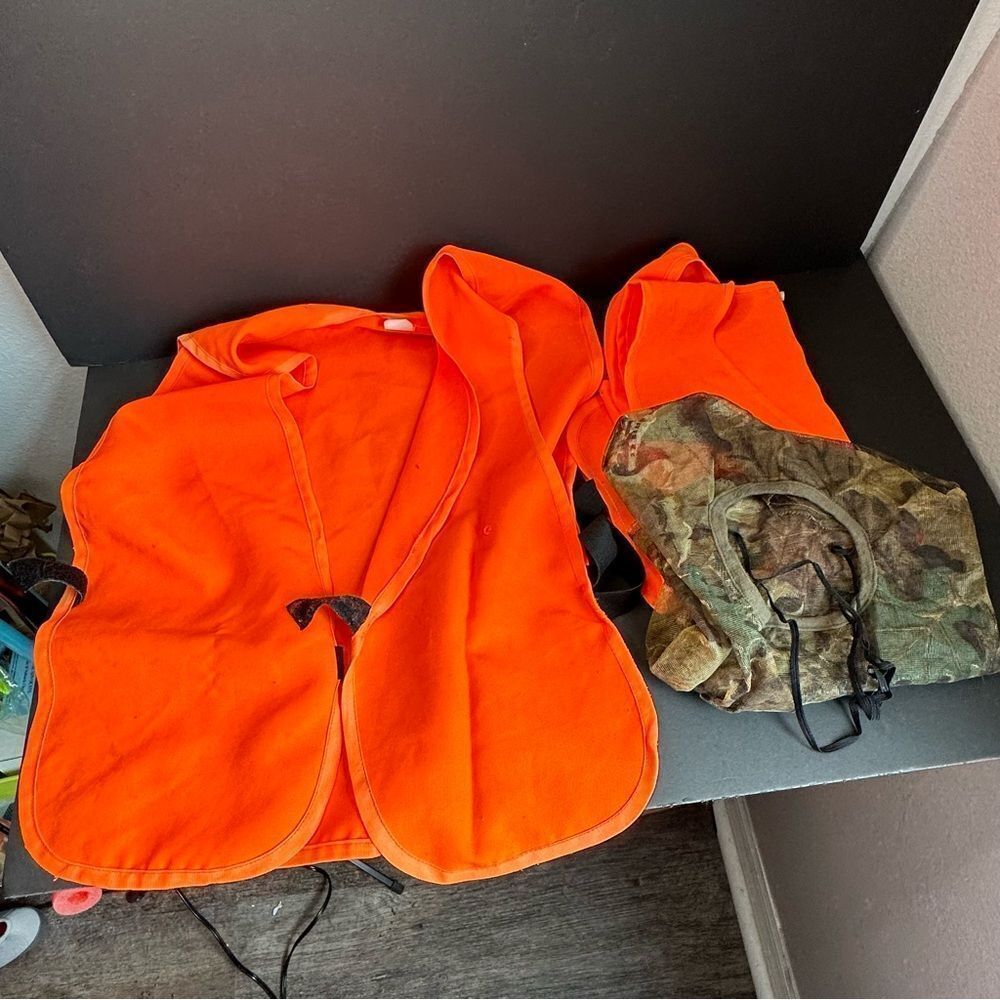 Orange‎ Hunting Vests And Mesh Camo Mask Flaw